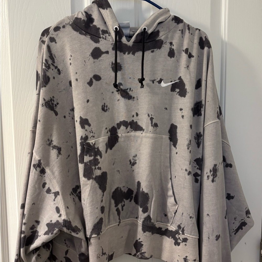 Women’s Nike sweatshirt